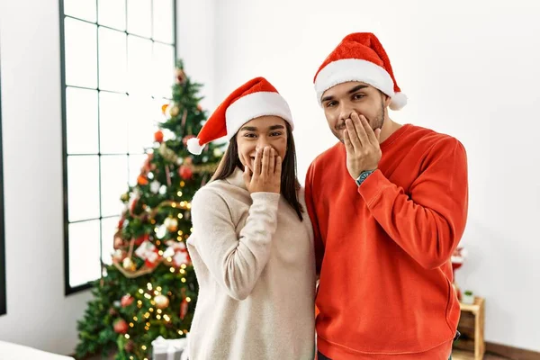 Genç Spanyol Çift Noel Ağacının Yanında Durmuş Gülüyor Utanıyor Kıkırdıyor — Stok fotoğraf