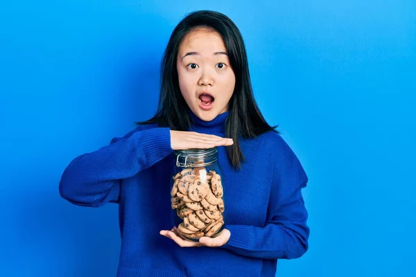 Jong Chinees Meisje Met Pot Chocolade Chips Koekjes Bang Geschokt — Stockfoto