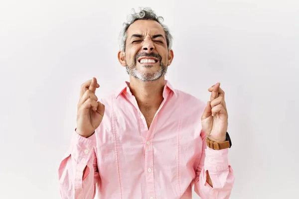 Hombre Hispano Mediana Edad Pie Sobre Fondo Aislado Gesto Dedo — Foto de Stock