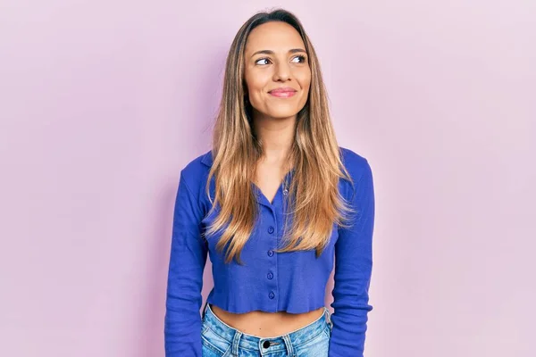 Mulher Hispânica Bonita Vestindo Camisa Azul Casual Sorrindo Olhando Para — Fotografia de Stock
