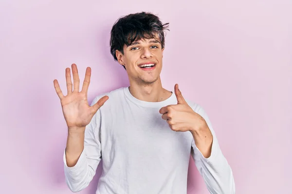 Bonito Jovem Hipster Vestindo Camisa Branca Casual Mostrando Apontando Para — Fotografia de Stock