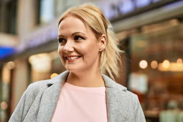 Joven Mujer Negocios Rubia Sonriendo Feliz Pie Ciudad —  Fotos de Stock