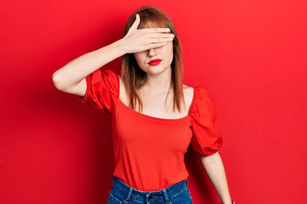 Die Rothaarige Junge Frau Trägt Ein Lässiges Rotes Shirt Das — Stockfoto