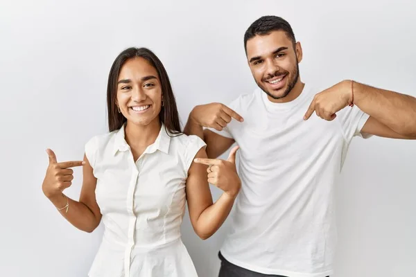 Jong Interraciaal Paar Staan Samen Liefde Geïsoleerde Achtergrond Kijken Zelfverzekerd — Stockfoto