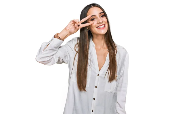 Joven Hermosa Mujer Con Camisa Blanca Casual Haciendo Símbolo Paz —  Fotos de Stock