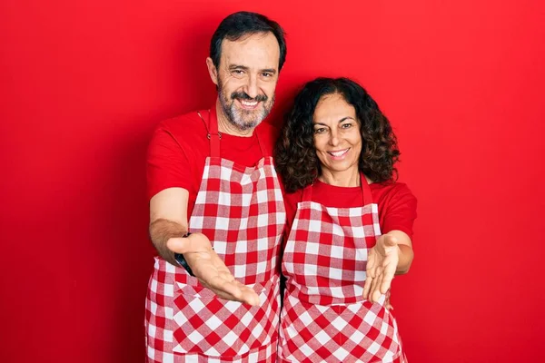 Middelbare Leeftijd Paar Latino Vrouw Man Dragen Kok Schort Glimlachend — Stockfoto