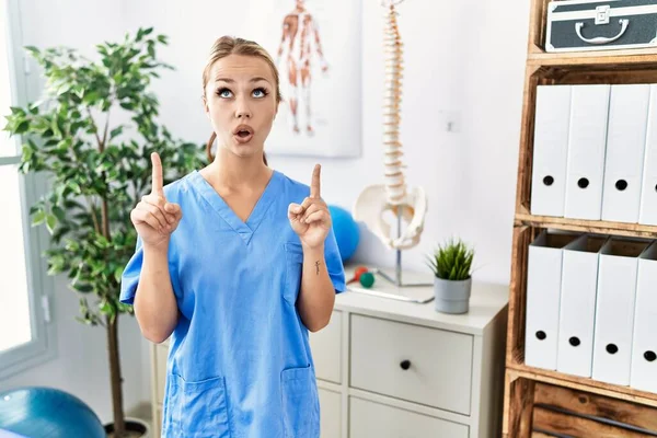 Jonge Blanke Vrouw Werkt Bij Pijn Herstel Kliniek Verbaasd Verrast — Stockfoto