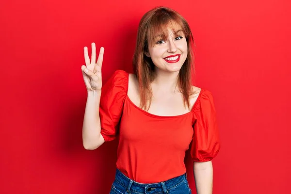 Ruiva Jovem Mulher Vestindo Casual Camiseta Vermelha Mostrando Apontando Para — Fotografia de Stock