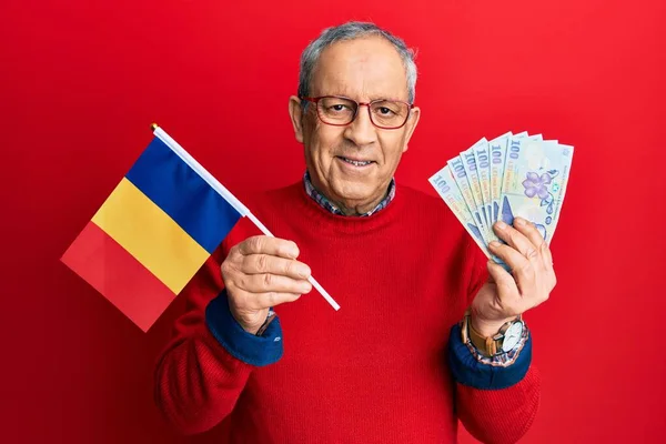Hombre Mayor Guapo Con Pelo Gris Con Bandera Romania Billetes —  Fotos de Stock