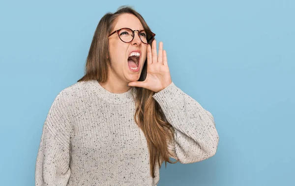 Ung Blond Kvinna Ledig Tröja Och Glasögon Skriker Och Skriker — Stockfoto