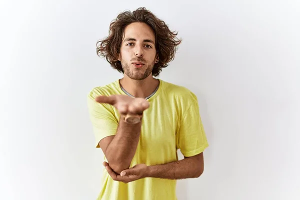 Jeune Homme Hispanique Debout Sur Fond Isolé Regardant Caméra Souffler — Photo