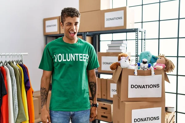 Giovane Bello Ispanico Uomo Indossa Volontario Shirt Donazioni Stand Occhiolino — Foto Stock