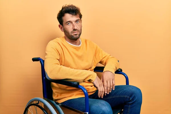 Schöner Mann Mit Bart Der Rollstuhl Sitzt Und Schläfrig Und — Stockfoto