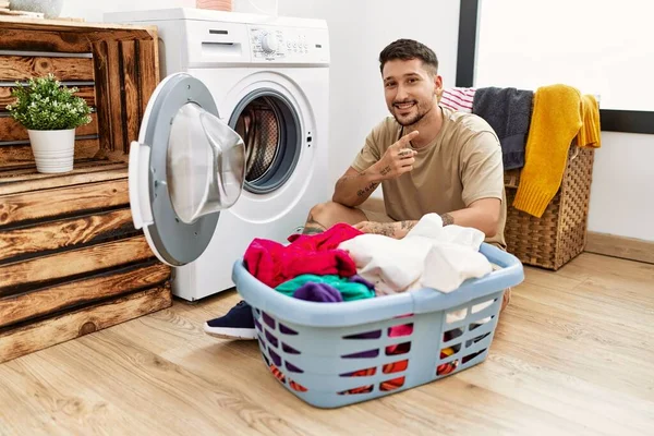 Ung Stilig Man Sätta Smutsig Tvätt Tvättmaskin Glad Med Ett — Stockfoto