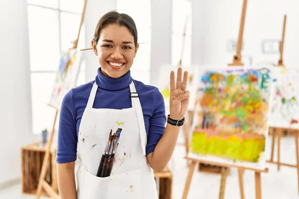 Jovem Morena Estúdio Arte Mostrando Apontando Para Cima Com Dedos — Fotografia de Stock