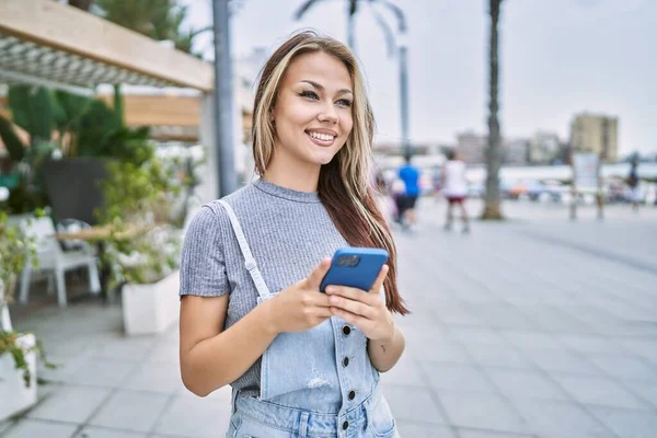 Joven Chica Caucásica Sonriendo Feliz Usando Teléfono Inteligente Ciudad — Foto de Stock