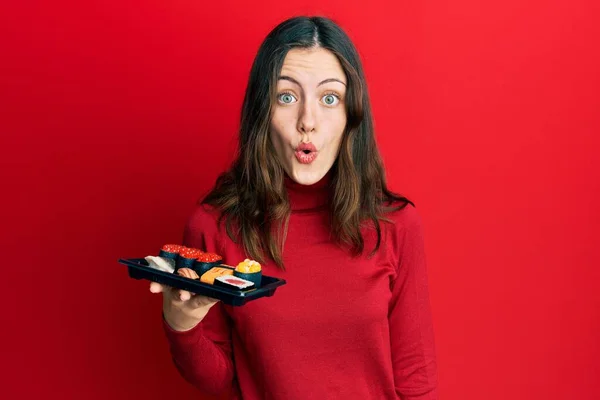 Giovane Donna Bruna Che Mostra Piatto Sushi Spaventato Stupito Bocca — Foto Stock