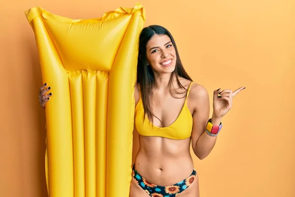 Ung Latinamerikansk Kvinna Som Bär Bikini Och Håller Sommarflyt Leende — Stockfoto
