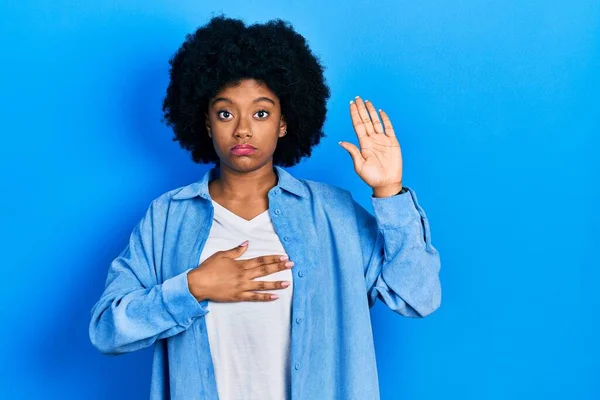 Jonge Afro Amerikaanse Vrouw Draagt Casual Kleding Vloeken Met Hand — Stockfoto