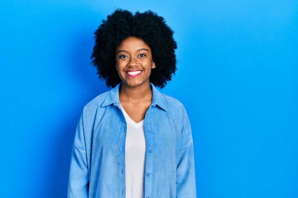 若いアフリカ系アメリカ人の女性は 笑顔が幸せかつクールなカジュアルな服を着ています 運のいい人 — ストック写真