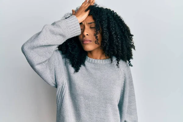 アフリカ系アメリカ人の女性は アフリカの髪を誤って頭の上に手で驚いてカジュアルな冬のセーターを着て エラーを覚えている 忘れられた悪い記憶の概念 — ストック写真
