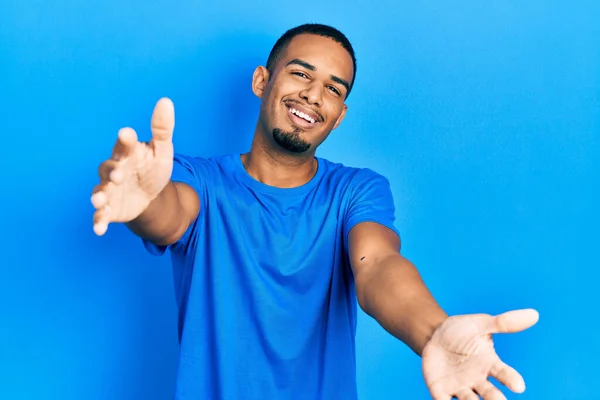 Jeune Homme Afro Américain Portant Shirt Bleu Décontracté Regardant Caméra — Photo