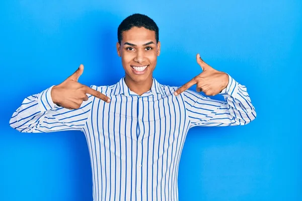 Jovem Afro Americano Vestindo Roupas Casuais Olhando Confiante Com Sorriso — Fotografia de Stock