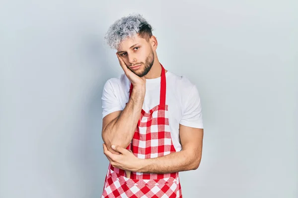 Young Hispanic Man Modern Dyed Hair Wearing Apron Thinking Looking — Stock Photo, Image