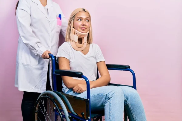 Krásná Blondýnka Sedí Invalidním Vozíku Límečkem Krku Úsměvem Dívá Strany — Stock fotografie