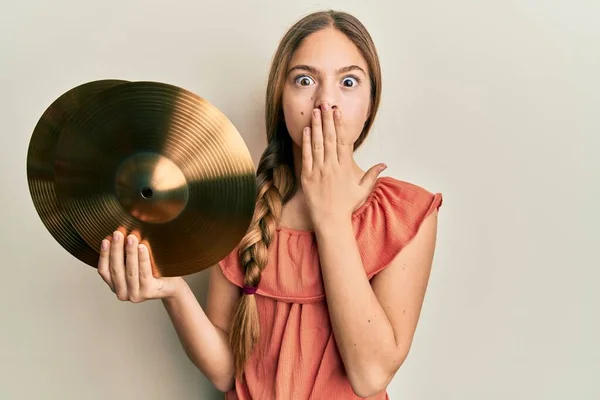 Belle Petite Fille Brune Tenant Des Plaques Cymbales Dorées Couvrant — Photo