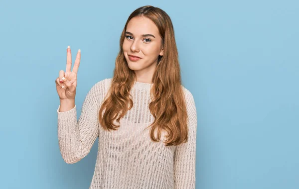 Młoda Blondynka Luźnych Ubraniach Pokazuje Wskazuje Palcami Numer Dwa Uśmiechając — Zdjęcie stockowe