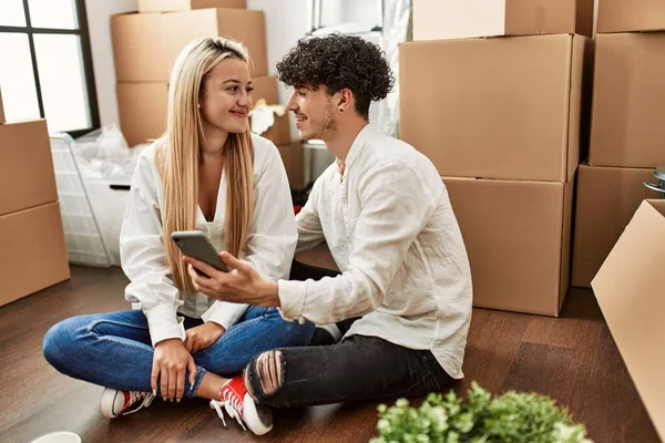 Young Beautiful Couple Smiling Happy Using Smartphone New Home — Stock Photo, Image