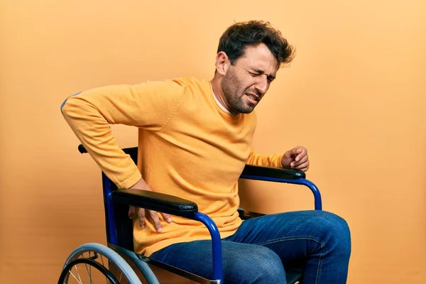 Tekerlekli Sandalyede Oturan Sırtı Ağrıyan Eli Değen Kas Ağrısı Olan — Stok fotoğraf