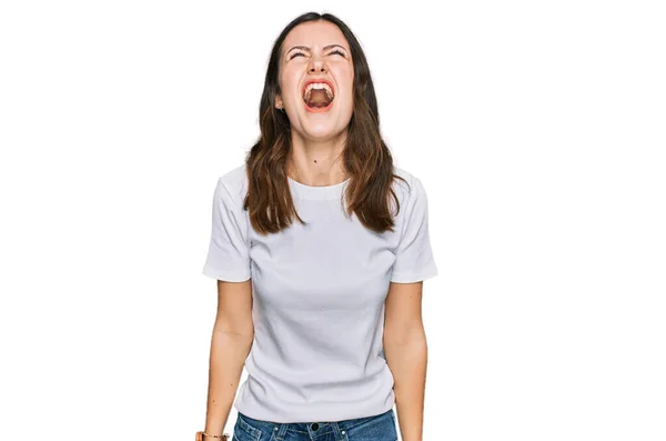Fiatal Gyönyörű Alkalmi Fehér Pólót Visel Dühös Őrült Sikoltozó Frusztrált — Stock Fotó