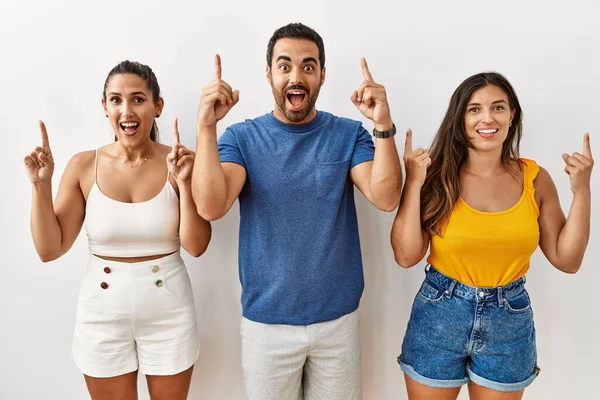 Grupo Jóvenes Hispanos Pie Sobre Fondo Aislado Sonriendo Asombrados Sorprendidos — Foto de Stock