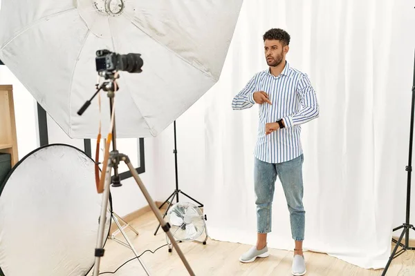 Arabische Jongeman Doet Zich Voor Als Model Fotostudio Haast Wijzend — Stockfoto