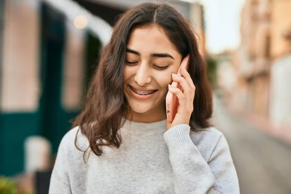 Joven Chica Oriente Medio Sonriendo Feliz Hablando Teléfono Inteligente Ciudad — Foto de Stock