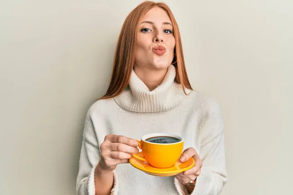 Young Irish Woman Drinking Cup Coffee Looking Camera Blowing Kiss — Stock Photo, Image