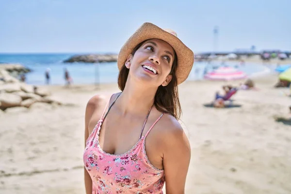 Brunette Vrouw Genieten Van Een Zomerse Dag Aan Het Strand — Stockfoto