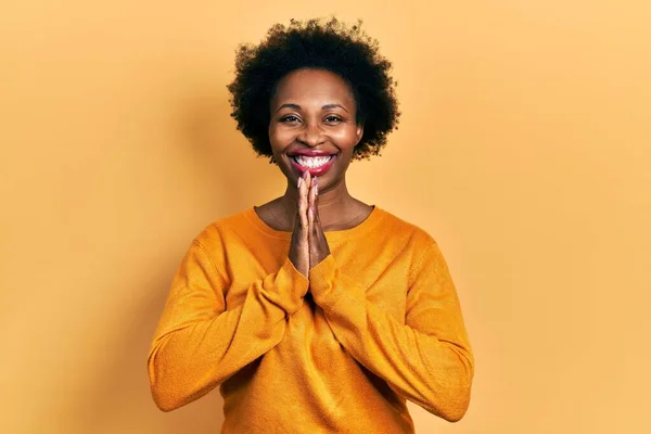 Jovem Afro Americana Vestindo Roupas Casuais Orando Com Mãos Juntas — Fotografia de Stock