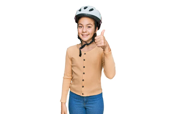 美しいブルネットの女の子は自転車のヘルメットを身に着けている笑顔と正 親指アップ行う優れた承認サイン — ストック写真