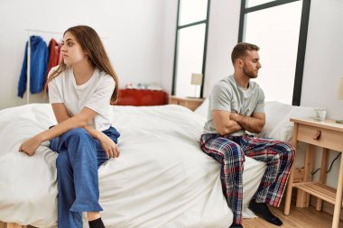 Kafkasyalı genç çiftin başı dertte. Evdeki yatakta oturmak..