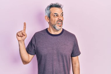 Yakışıklı, orta yaşlı, gri saçlı, işaret parmağıyla kızgın ve kızgın bağıran öfkeli, öfkeyle bağıran bir adam. öfke ve agresif konsept. 