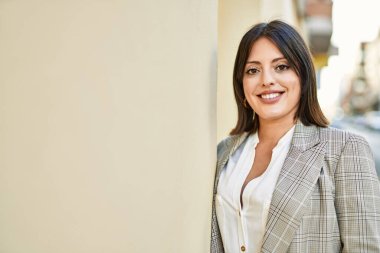 Genç İspanyol iş kadını şehirde mutlu mesut ayakta duruyor..