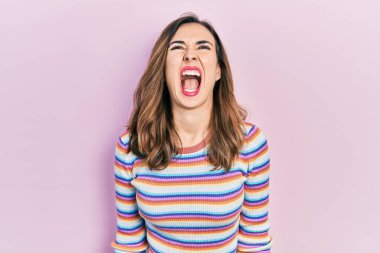 Öfkeli ve kızgın bağıran öfkeli, öfkeyle bağıran Latin asıllı genç bir kız. öfke ve agresif konsept. 