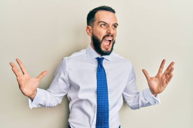 Sakallı, iş kravatlı, deli gibi bağıran, sinirli ifadeli ve kolları havada genç bir adam. hüsran kavramı. 