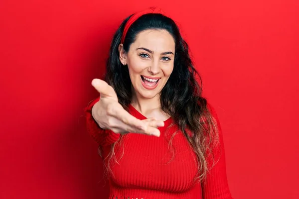 Mujer Hispana Joven Vistiendo Ropa Casual Sonriente Amistosa Ofreciendo Apretón — Foto de Stock