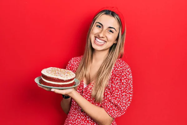 Mooie Spaanse Vrouw Met Aardbeientaart Die Positief Gelukkig Uitziet Glimlacht — Stockfoto