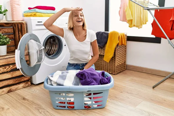 Giovane Donna Caucasica Che Bucato Con Vestiti Nel Cestino Molto — Foto Stock