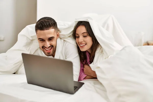 Jong Hispanic Paar Kijken Film Met Behulp Van Laptop Liggend — Stockfoto